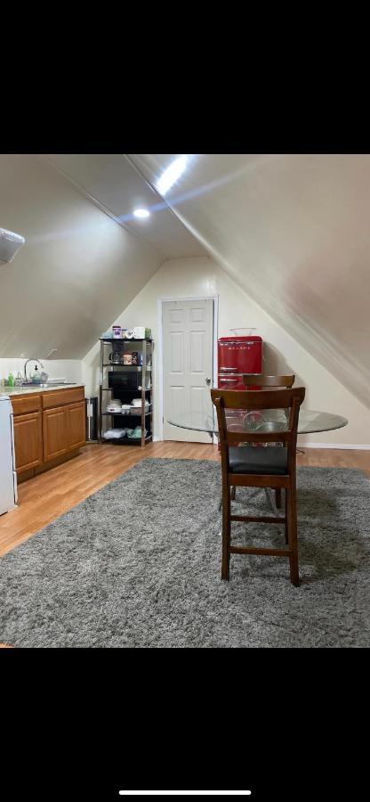 Newly Renovated One Bedroom Shared Cheerful In The Heart Of Queens Alloggio in famiglia